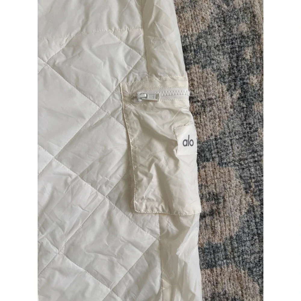 Alo Yoga High-Waist Snowrider Puffer‎ Pants in Ivory Size XS Pristine Condition